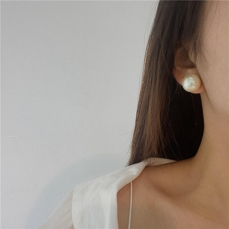 Minimalistic Retro Pearl Stud Earrings