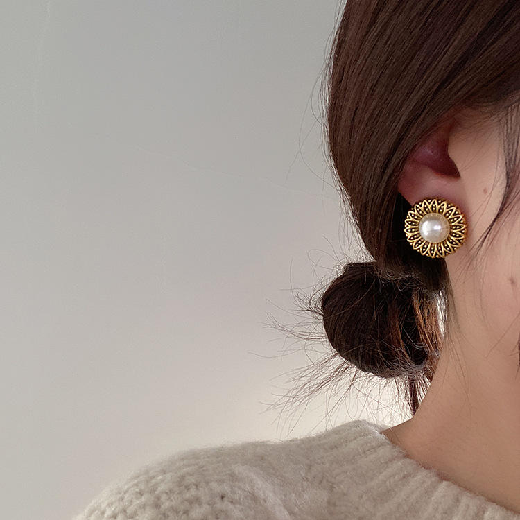 Minimalistic Retro Pearl Stud Earrings